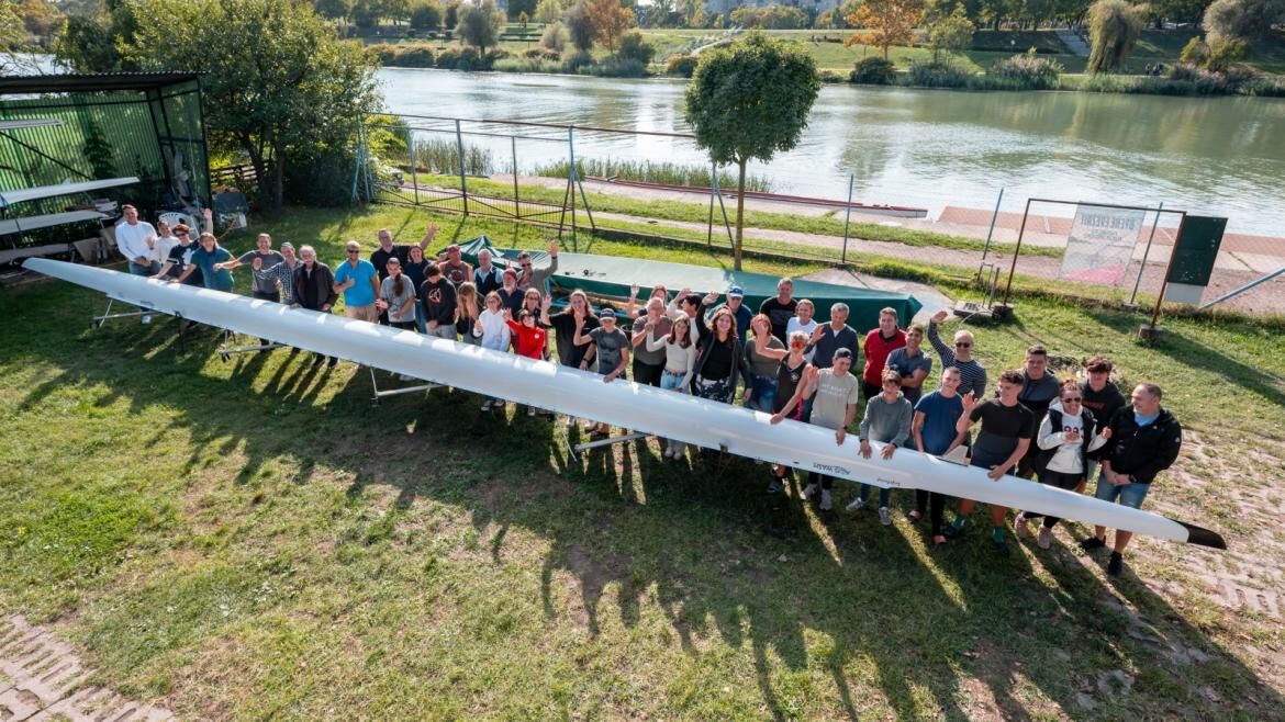 Hajóavató a Duna-parton Hajóavató a Duna-parton